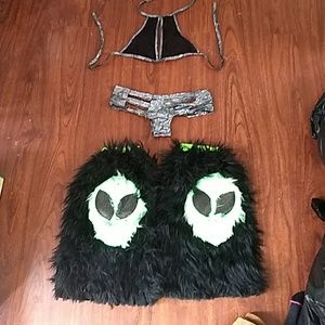 TOP AND BOTTOM ONLY FLUFFIES NOT INCLUDED